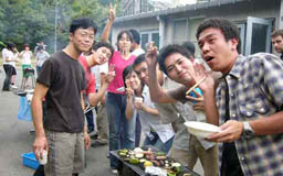 夏，学生と先生が集まって焼肉を食べお酒を飲みながら語ります．